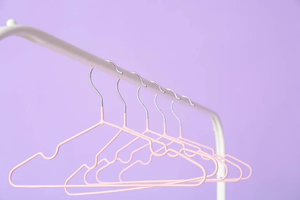 Rack Clothes Hangers Color Background — Stock Photo, Image