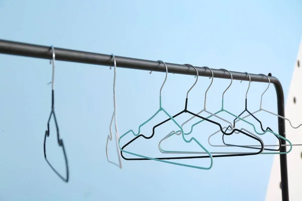 Rack Met Kleding Hangers Kleur Achtergrond — Stockfoto