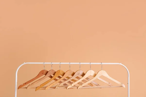 Rack Met Kleding Hangers Kleur Achtergrond — Stockfoto