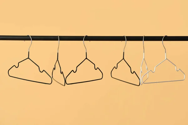 Rack Met Kleding Hangers Kleur Achtergrond — Stockfoto