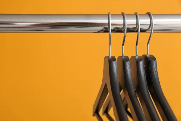 Rack Κρεμάστρες Ρούχα Στο Φόντο Χρώμα Closeup — Φωτογραφία Αρχείου