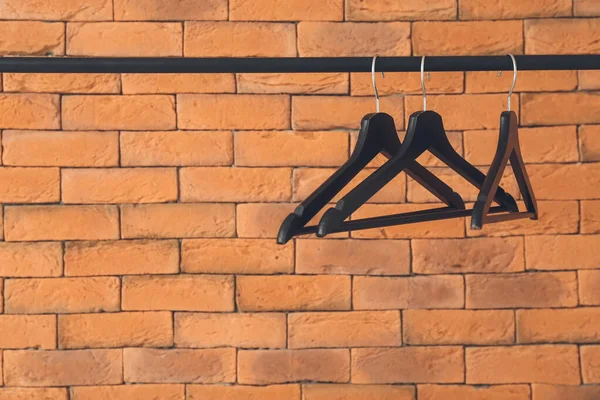Rack Clothes Hangers Brick Wall — Stock Photo, Image