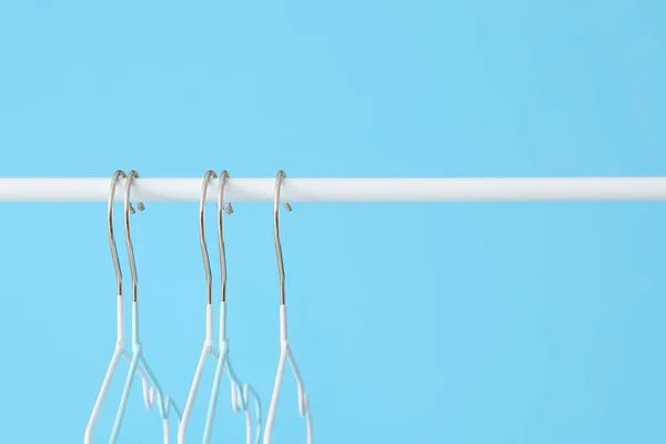 Rack Met Kleding Hangers Kleur Achtergrond — Stockfoto