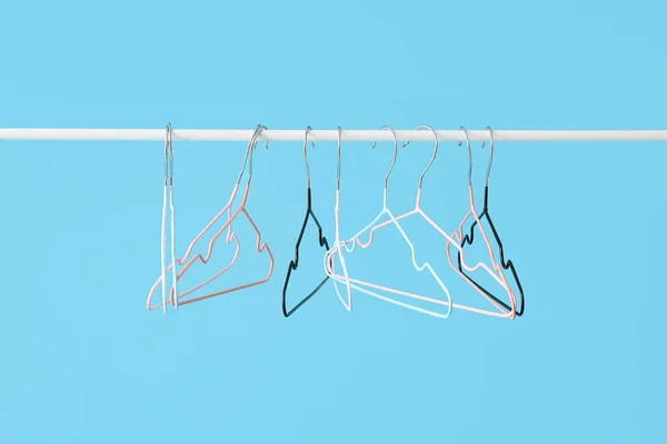 Rack Met Kleding Hangers Kleur Achtergrond — Stockfoto