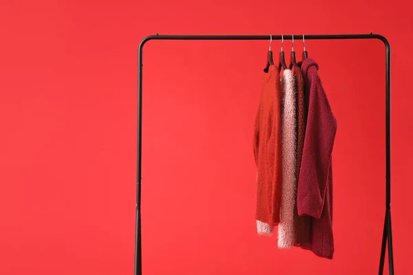 Σχάρα Ρούχα Στο Φόντο Χρώμα — Φωτογραφία Αρχείου