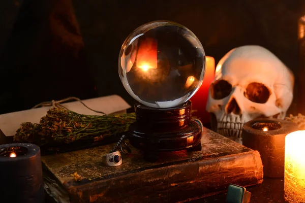 Falcıların aksesuarları masada.