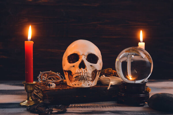 Аксессуары гадалки на столе