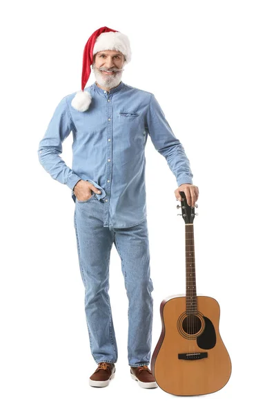 Senior Man Santa Hatt Och Med Gitarr Vit Bakgrund — Stockfoto
