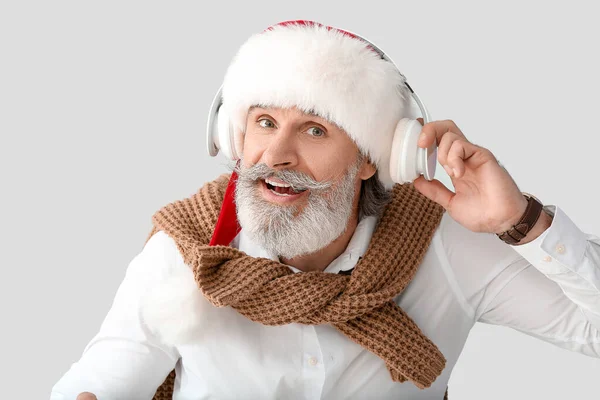 Senior Man Luisteren Naar Kerstmuziek Grijze Achtergrond — Stockfoto