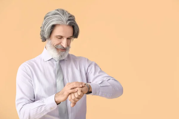 Portrait Senior Businessman Looking His Watch Color Background — Stock Photo, Image