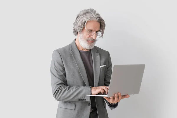 Portret Van Senior Zakenman Met Laptop Grijze Achtergrond — Stockfoto