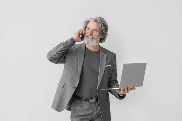 Portret Van Senior Zakenman Met Laptop Praten Mobiele Telefoon Grijze — Stockfoto