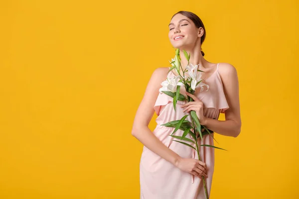 Mooie Jonge Vrouw Met Frisse Lelies Kleur Achtergrond — Stockfoto