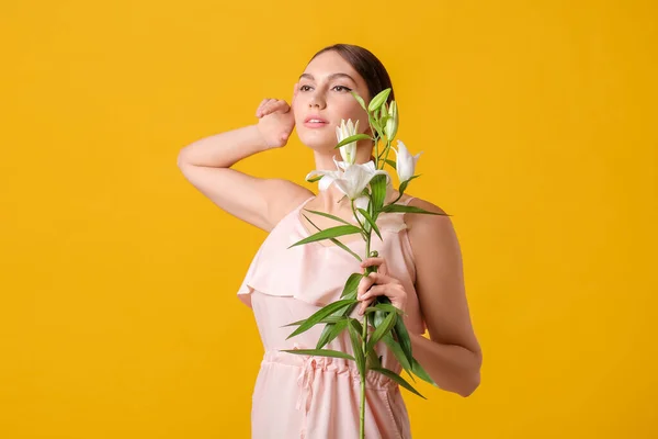 Hermosa Mujer Joven Con Lirios Frescos Fondo Color —  Fotos de Stock