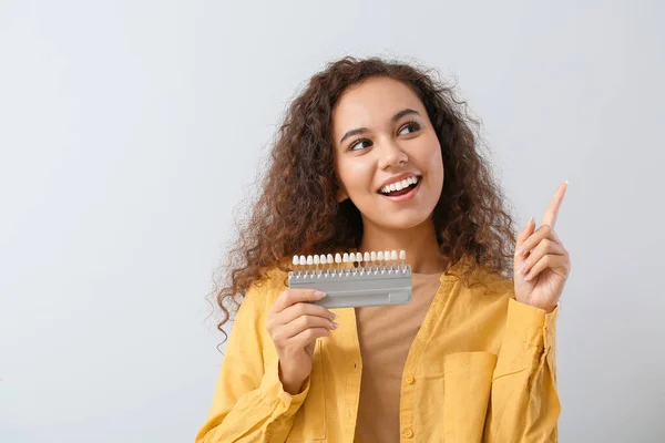 Mulher Bonita Com Amostras Dentes Mostrando Algo Fundo Luz — Fotografia de Stock