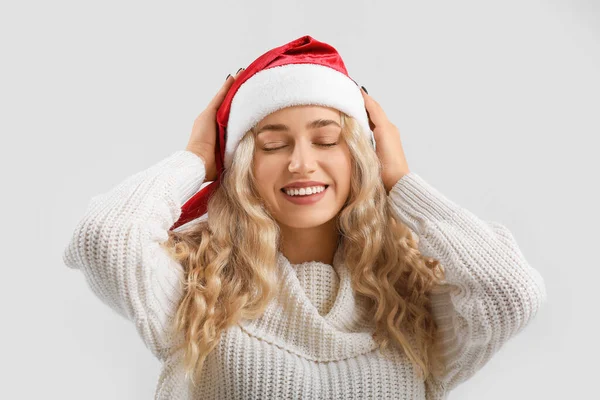 Vacker Ung Kvinna Santa Hatt Ljus Bakgrund — Stockfoto