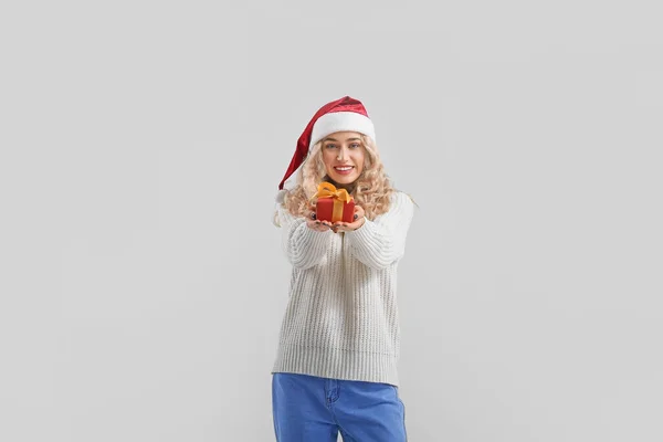 Красивая Молодая Женщина Санта Шляпе Подарочной Коробкой Светлом Фоне — стоковое фото