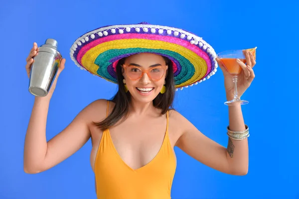 Beautiful Young Woman Swimsuit Sombrero Hat Cocktail Color Background — Stock Photo, Image