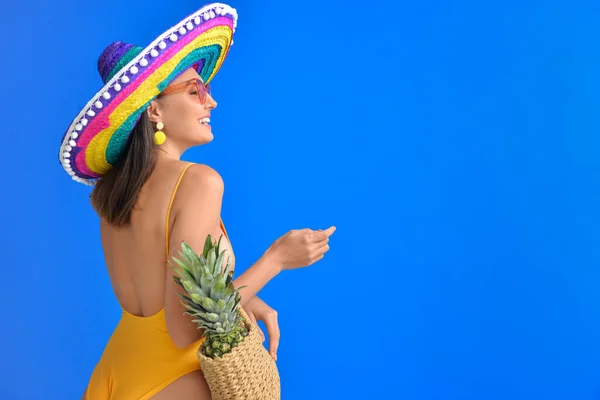 Schöne Junge Frau Badeanzug Sombrero Hut Und Mit Strandtasche Auf — Stockfoto
