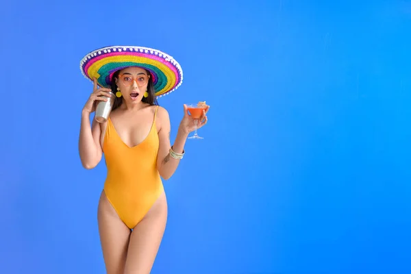 Schöne Junge Frau Badeanzug Sombrero Hut Und Mit Cocktail Vor — Stockfoto
