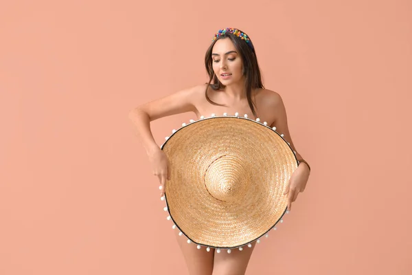 Nackte Junge Frau Mit Sombrero Hut Auf Farbigem Hintergrund — Stockfoto