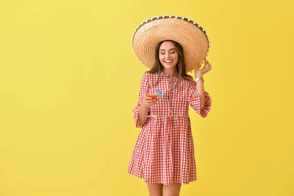 Όμορφη Μεξικανική Γυναίκα Καπέλο Σομπρέρο Και Κοκτέιλ Στο Φόντο Χρώμα — Φωτογραφία Αρχείου
