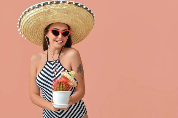 Schöne Junge Frau Badeanzug Und Sombrero Hut Hält Kaktus Auf — Stockfoto