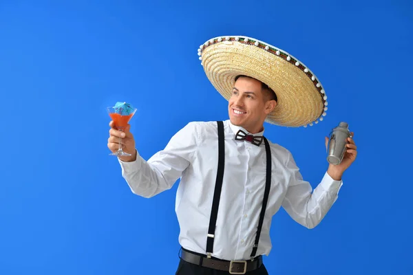Beau Jeune Homme Chapeau Sombrero Avec Cocktail Sur Fond Couleur — Photo