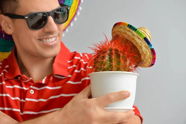 Stilig Ung Man Sombrero Hatt Och Med Kaktus Grå Bakgrund — Stockfoto