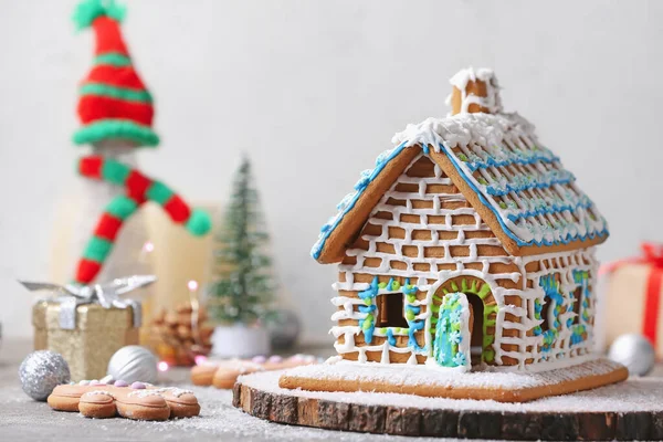 Schönes Lebkuchenhaus Und Weihnachtsdekor Auf Dem Tisch — Stockfoto