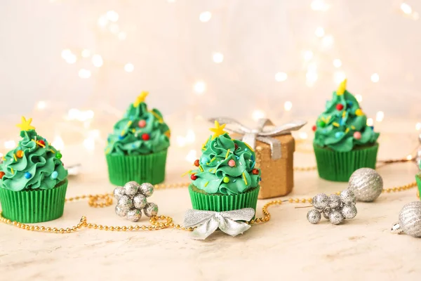 Leckere Weihnachts Cupcakes Und Dekor Auf Dem Tisch — Stockfoto