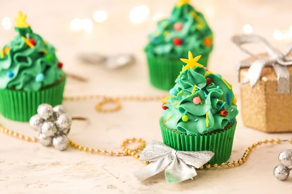 Leckere Weihnachts Cupcakes Und Dekor Auf Dem Tisch — Stockfoto