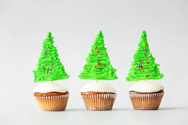 Sabrosos Cupcakes Navidad Sobre Fondo Claro — Foto de Stock