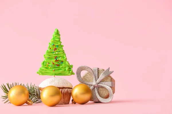 Νόστιμα Χριστούγεννα Cupcake Και Διακόσμηση Στο Φόντο Χρώμα — Φωτογραφία Αρχείου