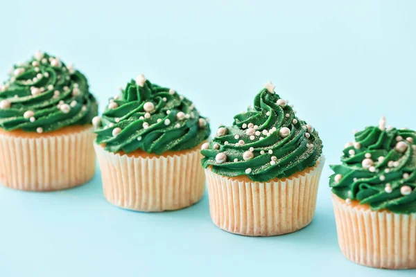 Sabrosos Cupcakes Navidad Sobre Fondo Color — Foto de Stock