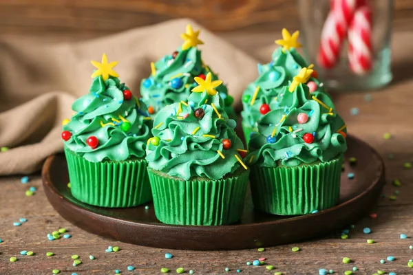 Placa Con Sabrosos Cupcakes Navidad Mesa Madera — Foto de Stock
