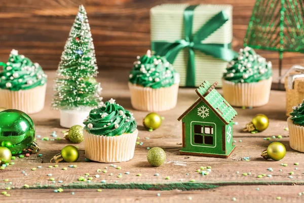 Tasty Christmas Cupcakes Decor Table — Stock Photo, Image