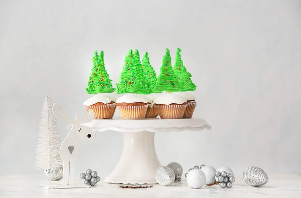Stand Tasty Christmas Cupcakes Table — Stock Photo, Image