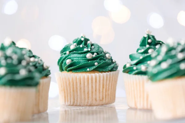 Leckere Weihnachts Cupcakes Und Dekor Auf Dem Tisch — Stockfoto