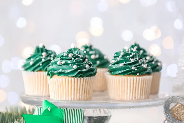 Stand Con Sabrosos Cupcakes Navidad Sobre Fondo Claro — Foto de Stock