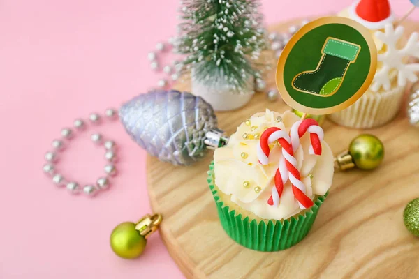 Board Tasty Christmas Cupcakes Color Background — Stock Photo, Image