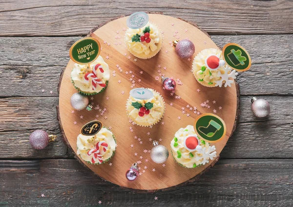 Board Tasty Christmas Cupcakes Wooden Background — Stock Photo, Image