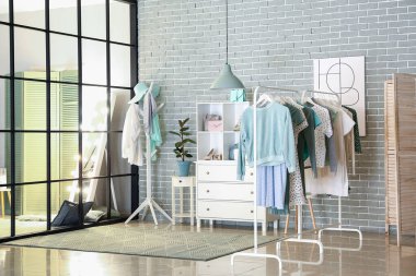 Modern gardırobun iç mimarisi.