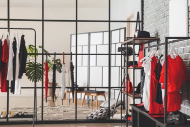 Modern gardırobun iç mimarisi.