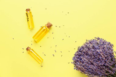 Lavanta buketi ve arka planda gerekli yağlı şişeler