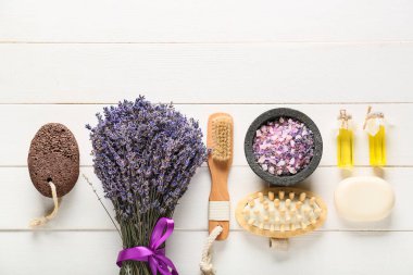 Ahşap arka planda lavanta buketi ve banyo ürünleriyle kompozisyon