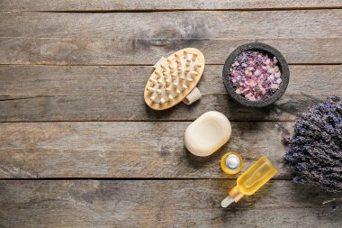 Ahşap arka planda lavanta buketi ve banyo ürünleriyle kompozisyon