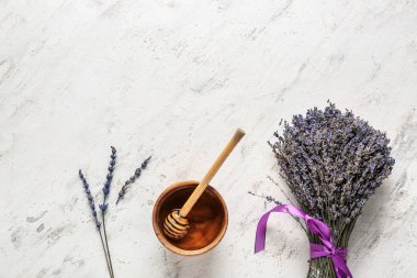 Açık arkaplanda ballı lavanta buketi