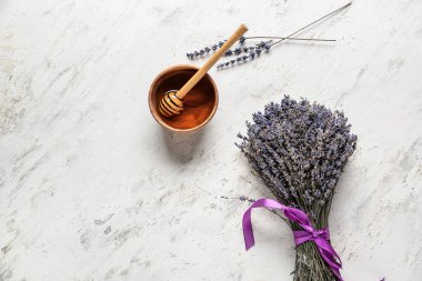 Açık arkaplanda ballı lavanta buketi