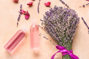 Renkli arka planda lavanta buketi ve banyo ürünleri ile kompozisyon